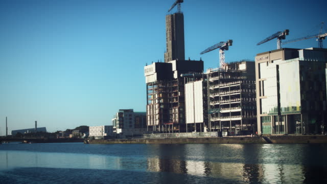 4K-Dublin-Sunrise,-Neubauten-in-die-Bauarbeiten-am-Fluss-Liffey