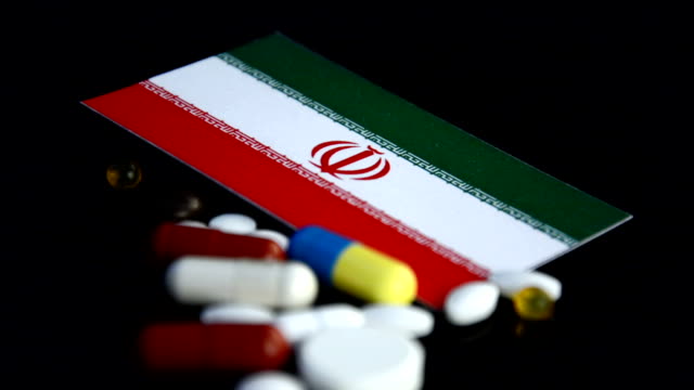 Iranische-Flagge-mit-viel-medizinische-Pillen-auf-schwarzem-Hintergrund-isoliert