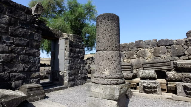 Viejo-negro-pilares-en-ruinas-de-la-sinagoga-en-Israel