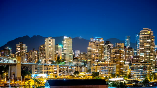 Skyline-von-Vancouver-an-der-Nachtzeit-hinfällig-mit-Bergen-4k,-1080p