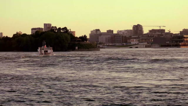 Ferry-boat-en-el-viejo-puerto-de-Montreal,-Canadá