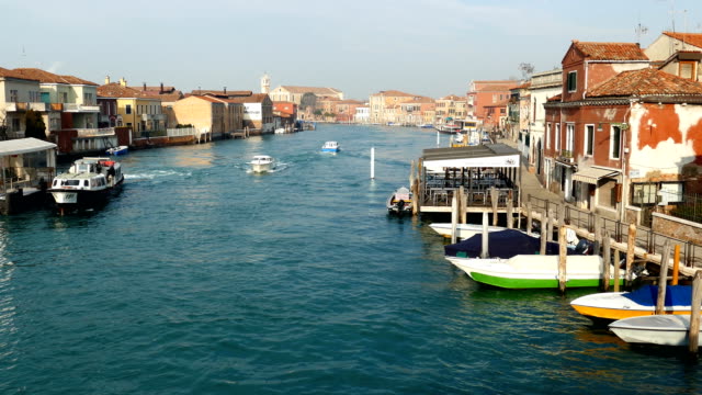Italien,-Murano,-Boote-Wasserkanal-und-traditionelle-Gebäude