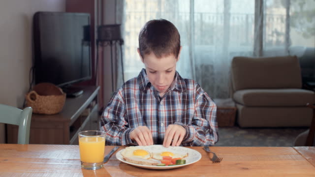 Kinderernährung---junge-weigert-sich,-gesund-zu-essen