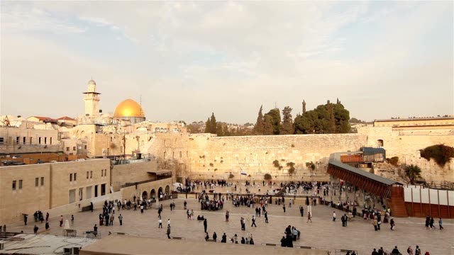 Israel,-Jerusalem-western-wall.-The-Western-Wall,-Wailing-Wall,-Jewish-shrine,-old-city-of-Jerusalem,-Orthodox-Jews-pray,-religion,-Timelapse,-zoom,-panorama