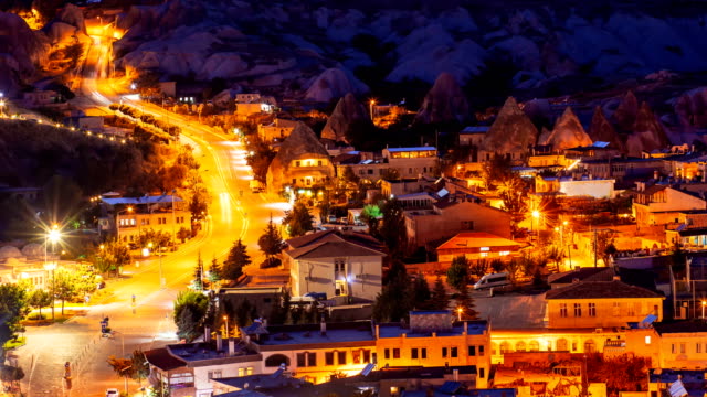 Pan-Timelapse-Blick-auf-Göreme-Dorf-mit-schönen-Himmel-in-Kappadokien-in-der-Nacht-in-der-Türkei