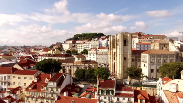 Vista-aérea-de-la-parte-histórica-de-Lisboa-y-la-Catedral-de-Lisboa-en-el-soleado-día-Portugal