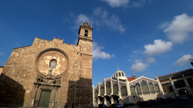 Alte-Kirche-und-central-Market-in-Valencia