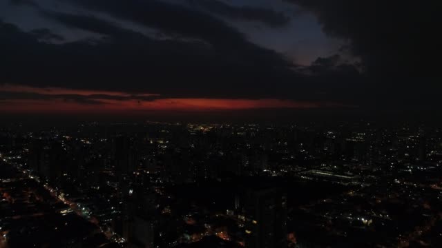 Puesta-de-sol-sobre-la-ciudad-de-Sao-Paulo