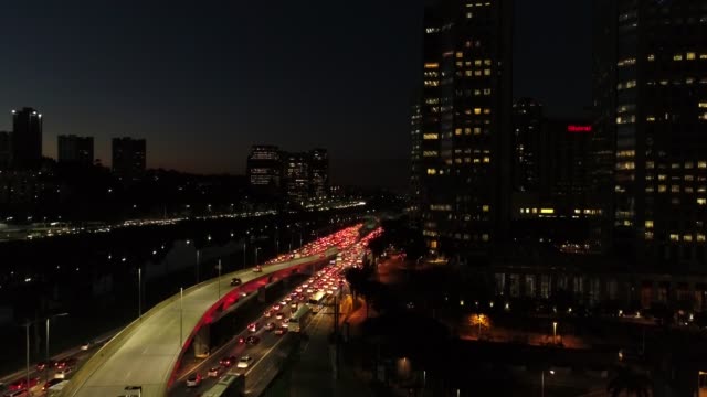 Aerial-View-of-Marginal-Pinheiros-und-Estaiada-Brücke-in-der-Nacht-in-Sao-Paulo,-Brasilien