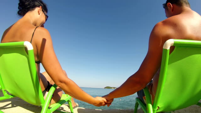 Romantisches-Brautpaar-in-Bikini-genießen-schöne-Hoeymoon-am-Strand