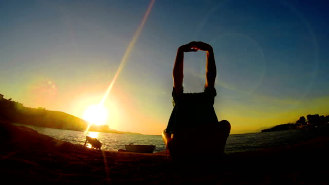 Meditation-near-the-sea-&-haciendo-yoga-en-la-playa-al-atardecer