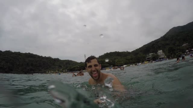 Junge-brasilianische-Kerl-Spaß-haben-und-dabei-eine-Selfie-am-Strand
