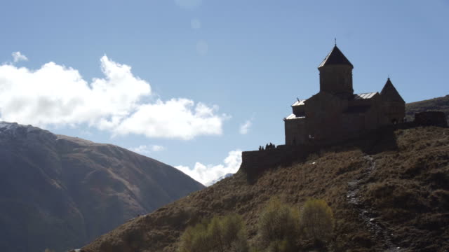 Antigua-iglesia-de-la-Trinidad-Gergeti-cerca-de-Monte-Kazbek,-montañas-del-Cáucaso.