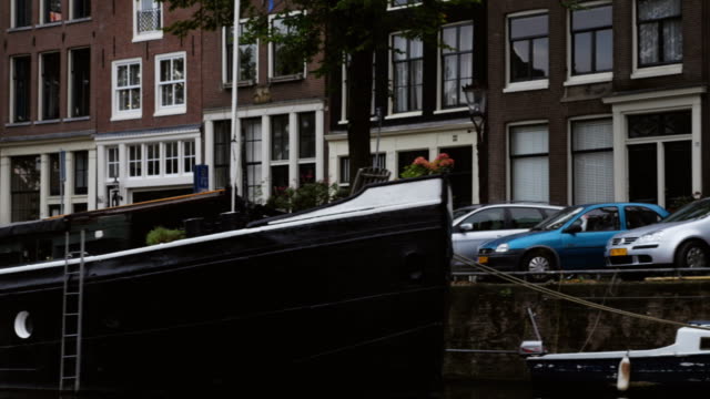 Hausboote-und-Mehrfamilienhäuser-in-Amsterdam