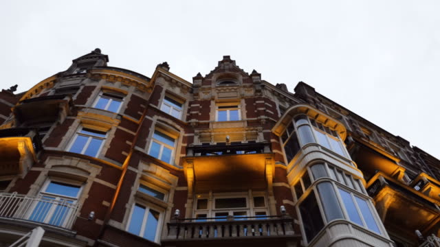 Historische-Gebäude-im-Stadtzentrum-von-Amsterdam