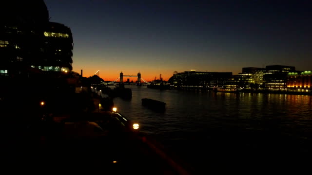 Skyline-Tower-Bridge-in-London-schönen-Sonnenaufgang-Blue-Sky-River-Thames