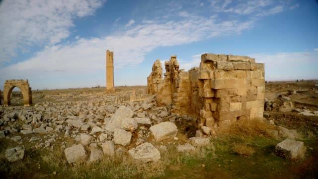 Reste-der-zerstörten-muslimischen-mittelalterliche-Universität-im-Südosten-der-Türkei,-an-der-Grenze-zu-Syrien