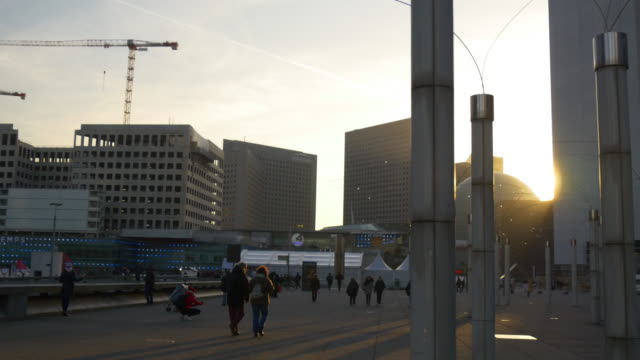 Frankreich-Sonnenuntergang-Paris-la-Defense-Business-Bereich-moderner-Architektur-arch-front-Panorama-4k