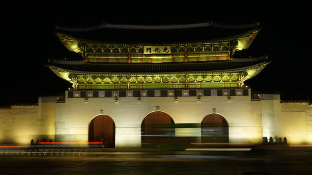Puerta-de-Gwanghwamun-Corea-Seúl-noche-tiempo-vueltas-gran-iluminación-4k-UHD