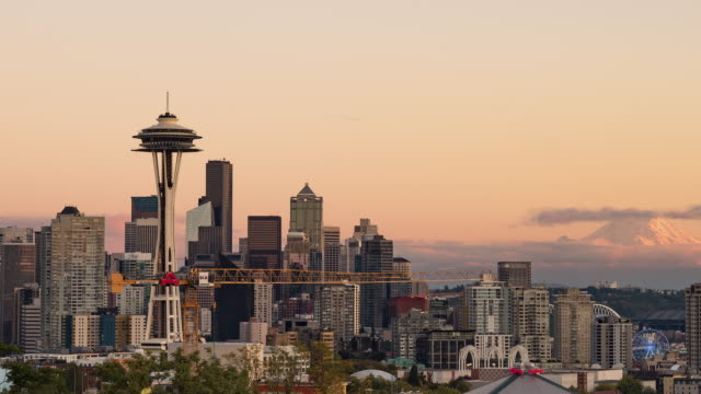 Seattle,-Estados-Unidos,-Timelapse---el-distrito-financiero-de-día-a-noche-tiro-con-muy-gran-angular