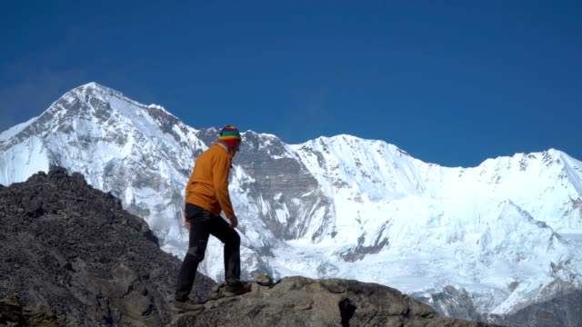 El-turista-sube-el-acantilado-en-el-Himalaya