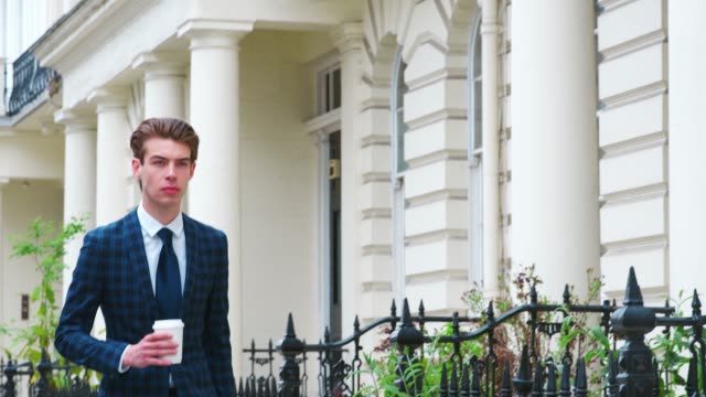 Stilvolle-junge-Mann-tragenden-Kaffee-auf-Stadt-Straße