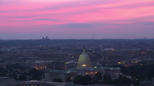 Aerial-verkleinern-vom-Capitol-bis-zum-Sonnenuntergang-über-der-Stadt.