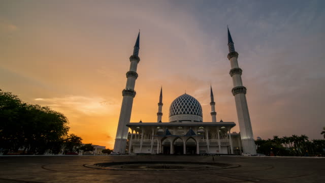 4-K-Zeitraffer-von-Sultan-Salahuddin-Abdul-Aziz-Shah-Moschee-während-des-Sonnenuntergangs