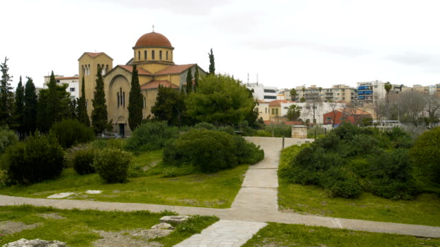 Kirche-in-Athen-antike-Ruinen