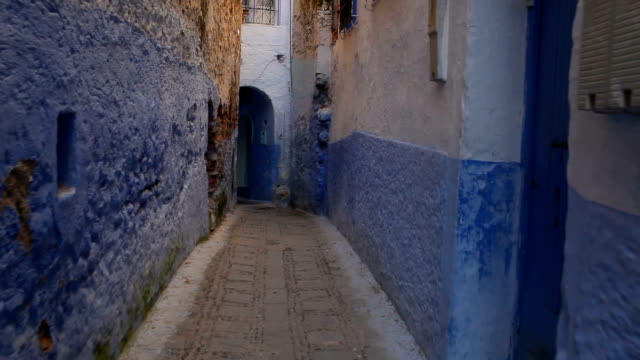 POV,-caminando-en-la-ciudad-azul-de-Chefchaouen-Chaouen-/-Marruecos,-primer-punto-de-vista