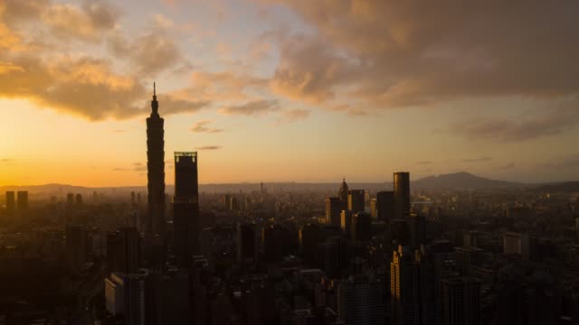 antena-de-famosa-Torre-de-puesta-del-sol-centro-del-paisaje-urbano-taipei-Taiwán-timelapse-de-panorama-4k