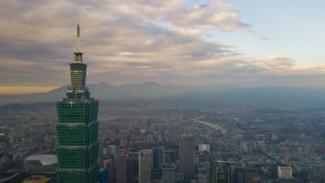 bewölkten-Sonnenuntergang-Taipei-Stadt-berühmten-Turm-oben-Luftaufnahmen-Stadtbild-Panorama-4k-Taiwan