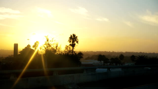 Autofahren-bei-Sonnenuntergang-in-Kalifornien-in-Zeitlupe-POV