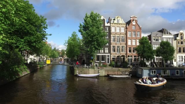 Canal-de-Amsterdam-en-el-final-de-la-jornada