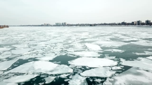 Flujo-de-flujos-de-hielo-en-el-río-de-Detroit