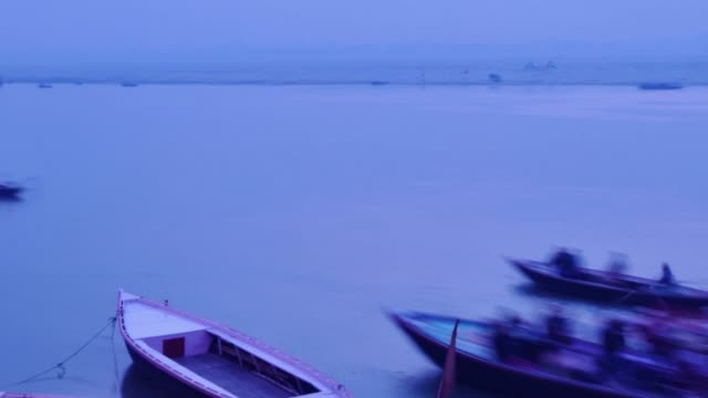 Bote-de-remos-de-peregrinos-indios-en-amanecer,-el-río-Ganges-en-Varanasi,-India.