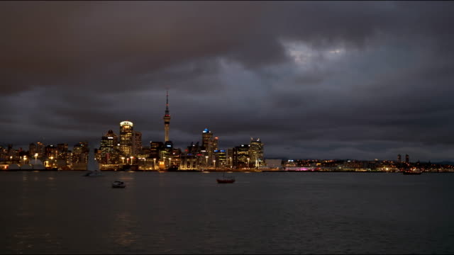 Auckland-von-Devonport-bei-Nacht