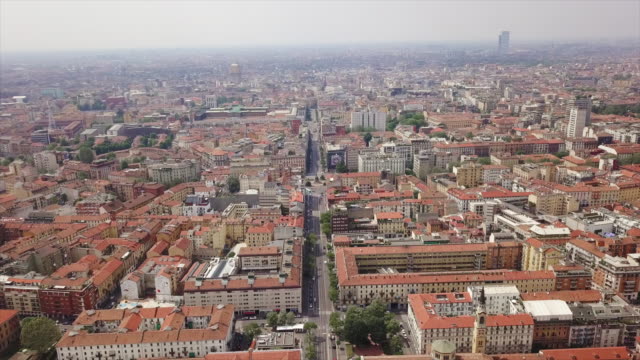 Italia-día-soleado-Milán-ciudad-tráfico-calle-aérea-panorama-4k