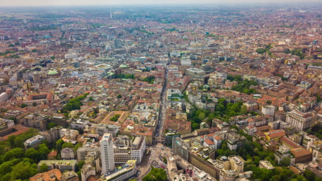 panorama-aéreo-de-la-ciudad-de-Milán-de-día-de-verano-4-tiempo-k-caer-Italia