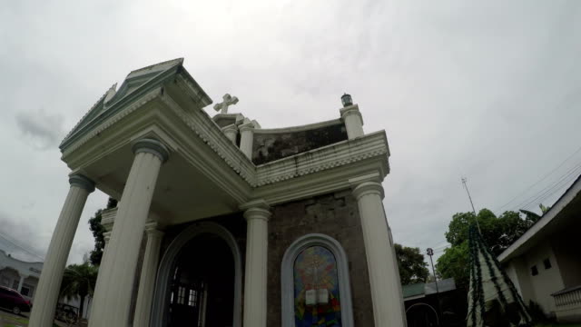 Anbetungskapelle-der-Muttergottes-der-Säule-von-Alaminos,-Laguna,-Philippinen-zeigt-ihre-Fassade.-Unterseite-Ansicht-drehen-Kamerafahrt