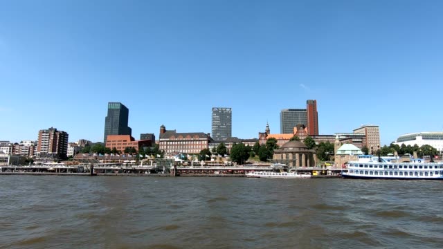 Silhouette-der-Stadt-Hamburg,-die-Elbe-und-die-Stadt,-die-Boote-und-Fähren,-4K