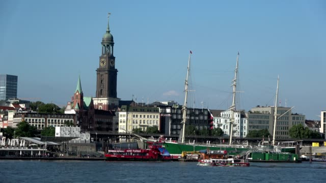 City-silhouette-of-Hamburg,-elbe-and-cityscape,-boats-and-ferries,-4K