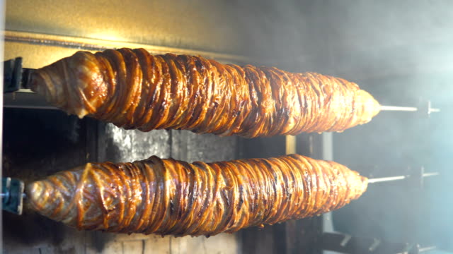 Kebab-de-cordero-Turco-Kokorec,-comida-de-la-calle-en-Estambul,-Turquía