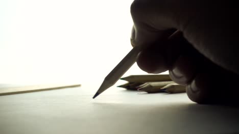 Männliche-Künstler-Hand-skizzieren-etwas-mit-einem-Bleistift.
