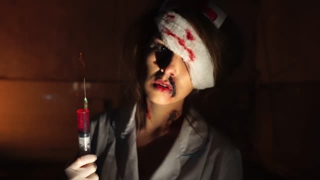 Frau-in-Make-up-von-blutigen-Krankenschwester