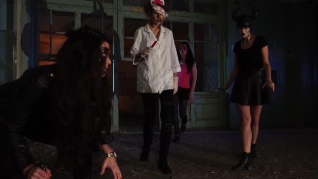 Vier-Mädchen-Make-up-Cosplay-Halloween-Kostüme-betrachten-Kamera-beängstigend