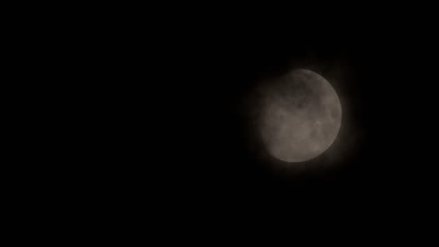 Mond-hinter-Wolken-in-der-Nacht