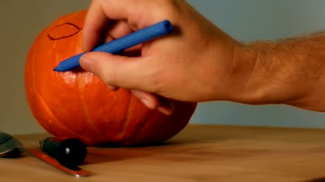 Halloween-Kürbis-bereit-zu-schnitzen-zu-zeichnen