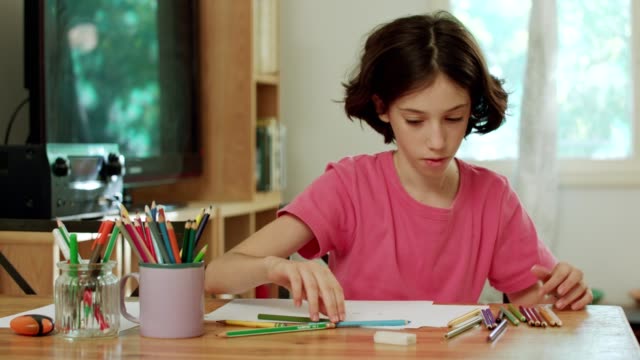 junges-Mädchen-am-Tisch-mit-Farbstiften-zeichnen