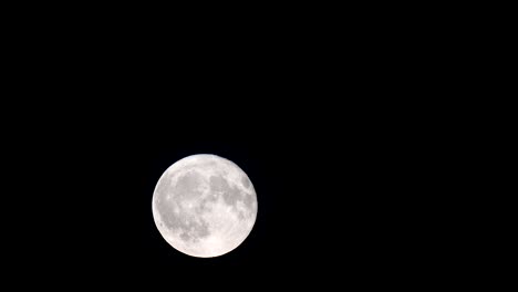 Luna-llena-en-el-cielo-después-del-atardecer-durante-una-noche-de-septiembre.